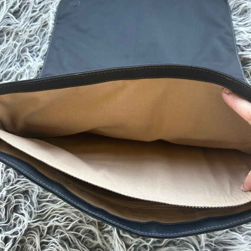 Boconi Leather Men’s Laptop Shoulder Bag. Black. The inside is very clean.